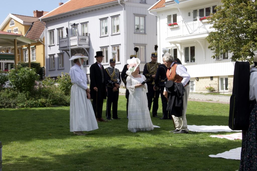 Folkvimmel vid hamnen under Sekelskiftesdagarna