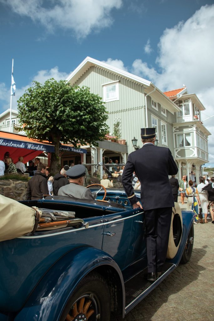 Gammeldags bil genom folkmassa på Marstrand