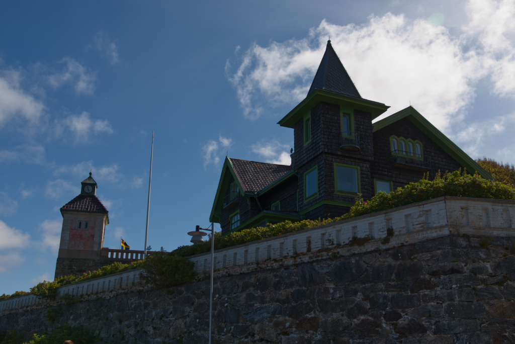 Vacker byggnad med torn Marstrand